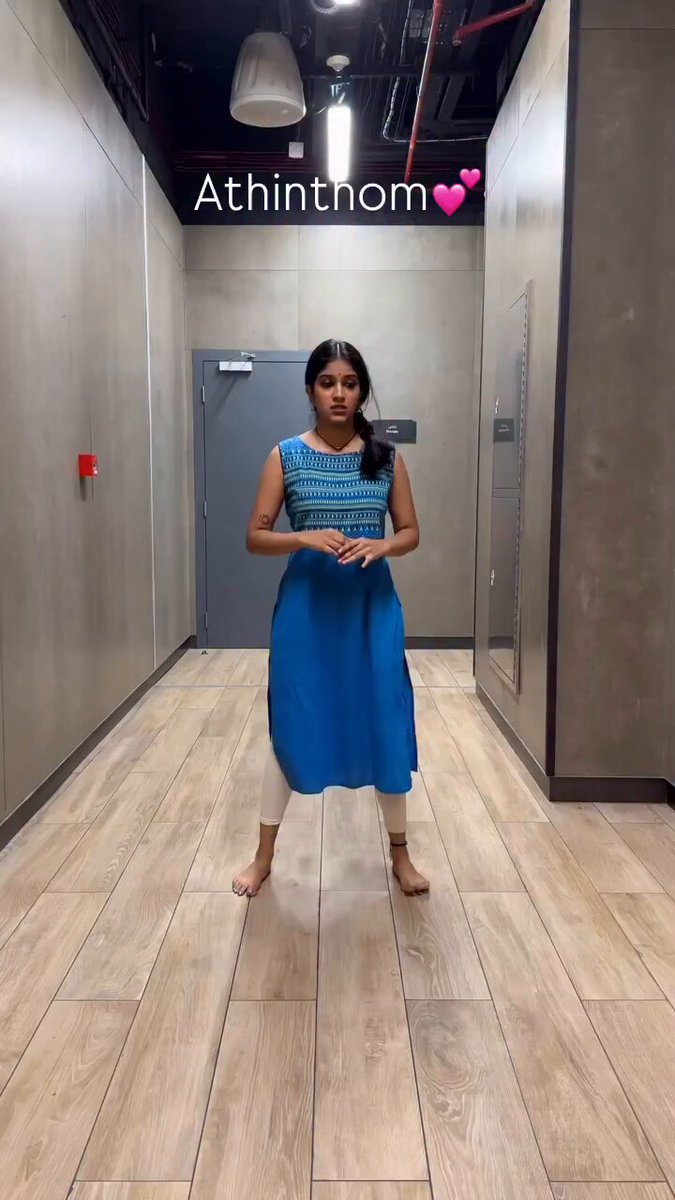 இப்போ டிரெண்ட் இந்த பாட்டு ✌️ சும்மா நின்னுட்டு இருக்கேன்னு பாத்தா டக்குன்னு ஒரு வேகம் எடுத்து, அந்த Beat க்கு ஏத்த மாதிரி சட்டுன்னு ஒரு transformation கொடுக்கும் பாரு 🔥 மிரட்டல் நாட்டியம் 🔥🔥🔥