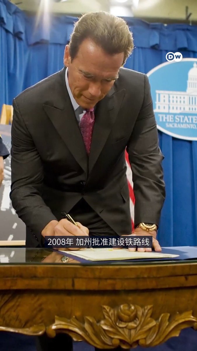 美中高铁建设比较：为何美国铁路不发达？ 经过18年建设，加州高铁铺设的铁路公里数仍为——零。中国则早已遥遥领先。为什么美国在高铁方面那么落后？#DWEnvironment