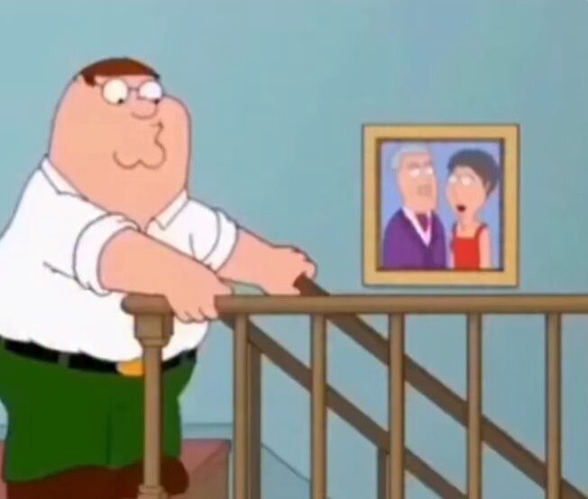 Quando você treina perna e vai descer uma escada: