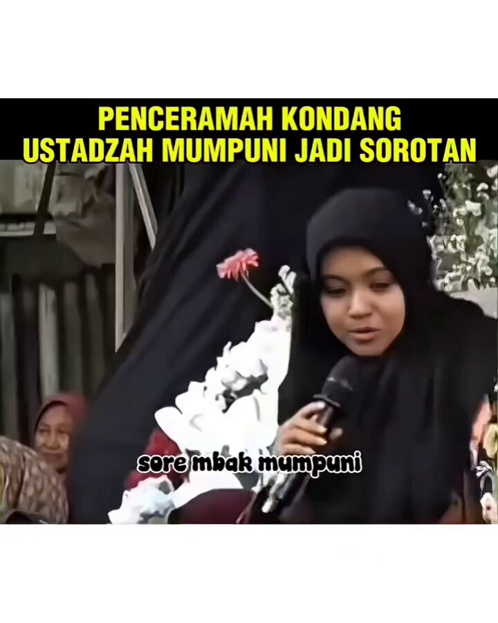 Mbak ustadzah mumpuni di peringatkan seseorang untuk tidak bahas Politik . Setelah sebelum nya membahas perbandingan gaji guru honorer & pencuci ompreng MBG . Tapi beliau menjawab hanya sebagai warga yg mewakili masyarakat. Mantab.. Mbak ustadzah... memang harus tetap bersuara kalau ada kejanggalan 2 , seperti pelaksanaan MBG ini