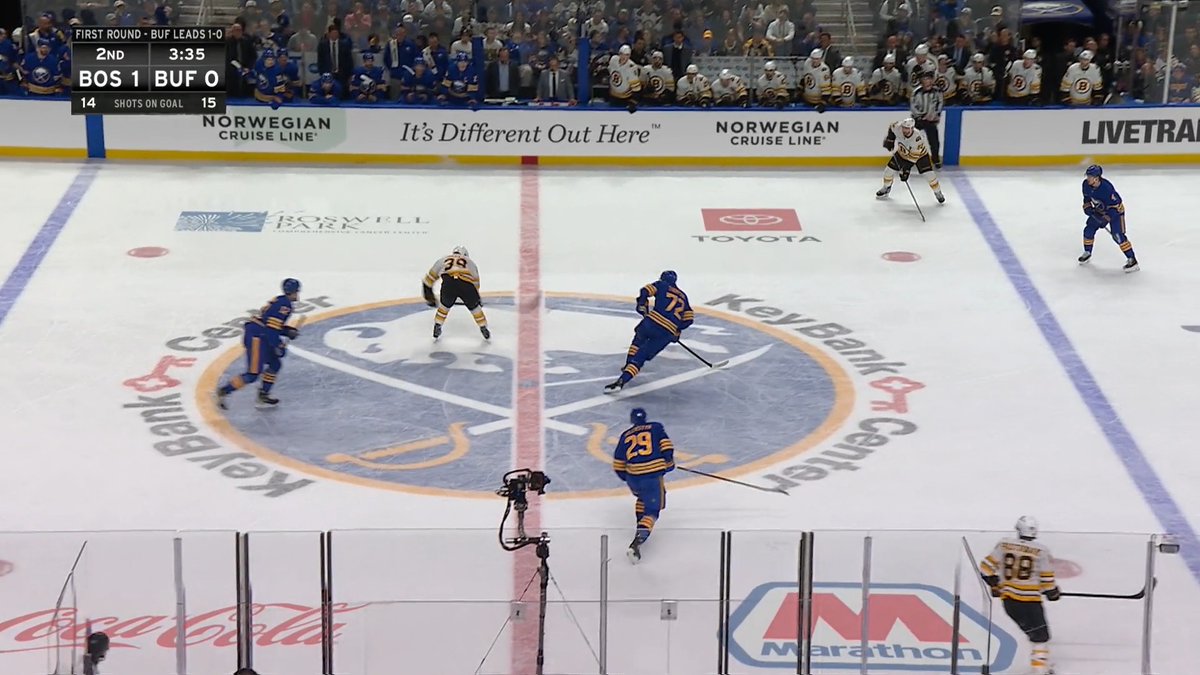 UKKO-PEKKA LUUKKONEN GIFTS A GOAL TO THE BRUINS! 🎁 🫵 🤣