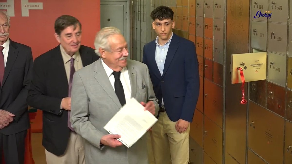 El escritor mexicano y #OrgulloUNAM Gonzalo Celorio, galardonado con el Premio Cervantes 2025, depositó manuscritos originales, borradores y cartas en la emblemática Caja de las Letras del Instituto Cervantes 👇.