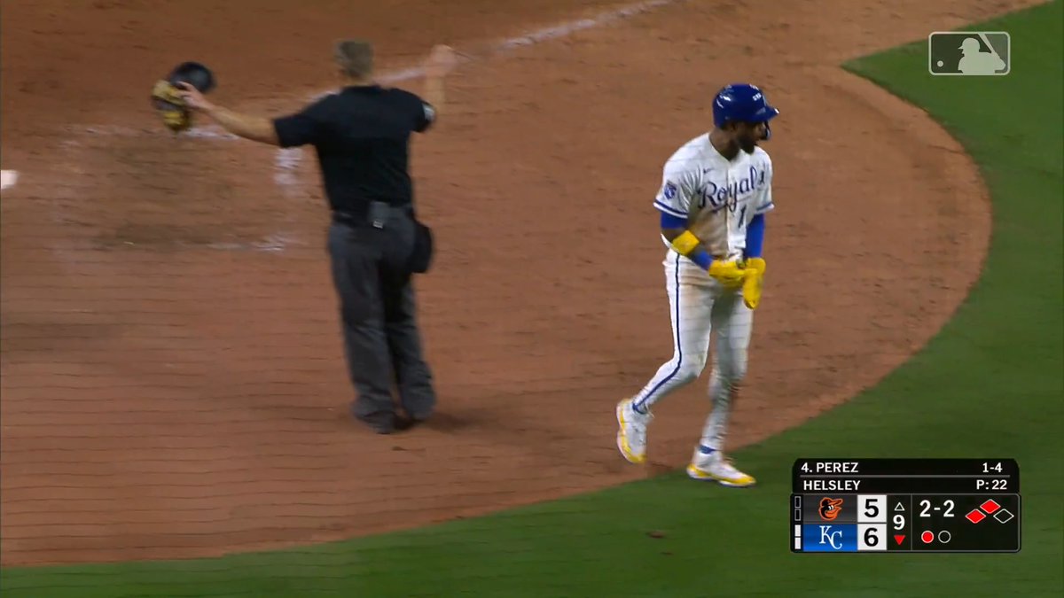 Maikel Garcia races home to win it for the Kansas City Royals!