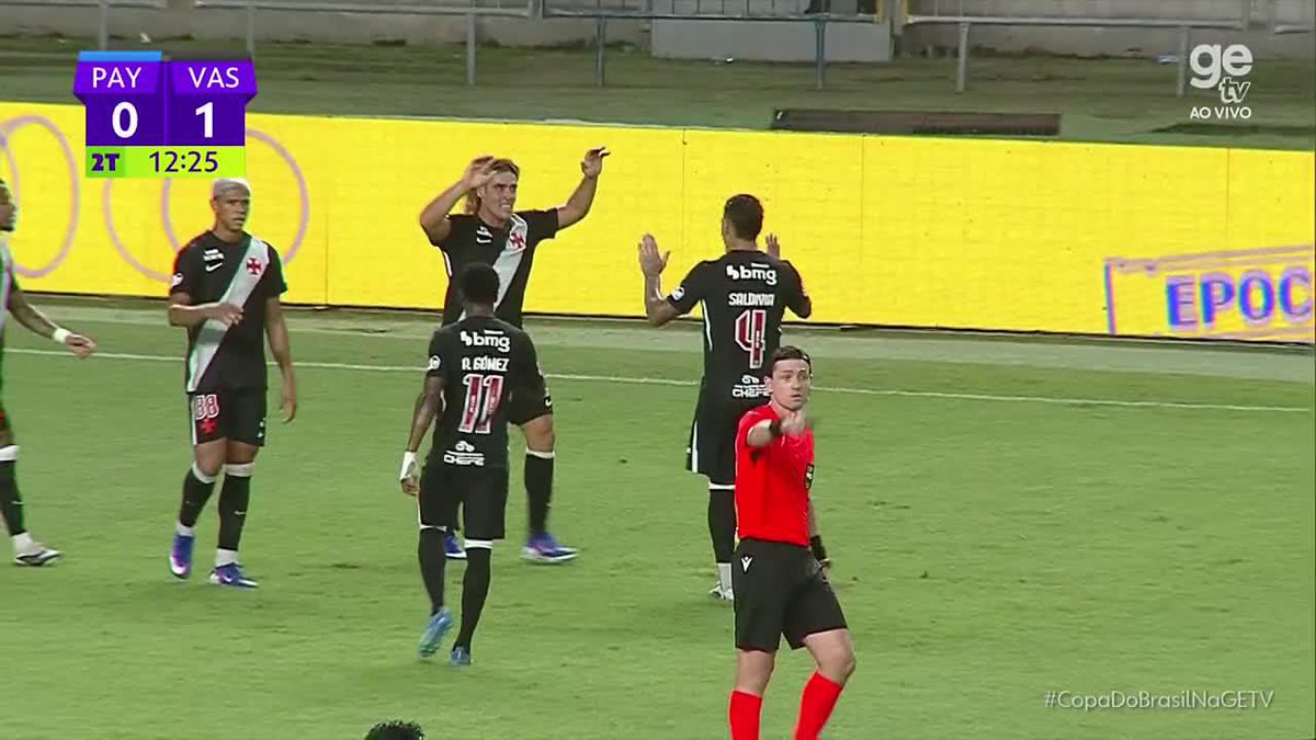 Futebol também é malandragem! 😮‍💨 Se liga na agilidade do Rojas para cobrar o lateral, que terminou no gol do Vasco contra o Paysandu, pela Copa do Brasil.