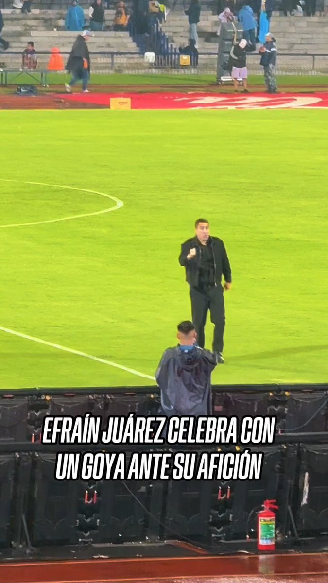 ¡La conexión entre Efraín Juárez y la afición de Pumas! 👏🏻 El DT universitario fue a agredecer el apoyo tras la voltereta a Juárez