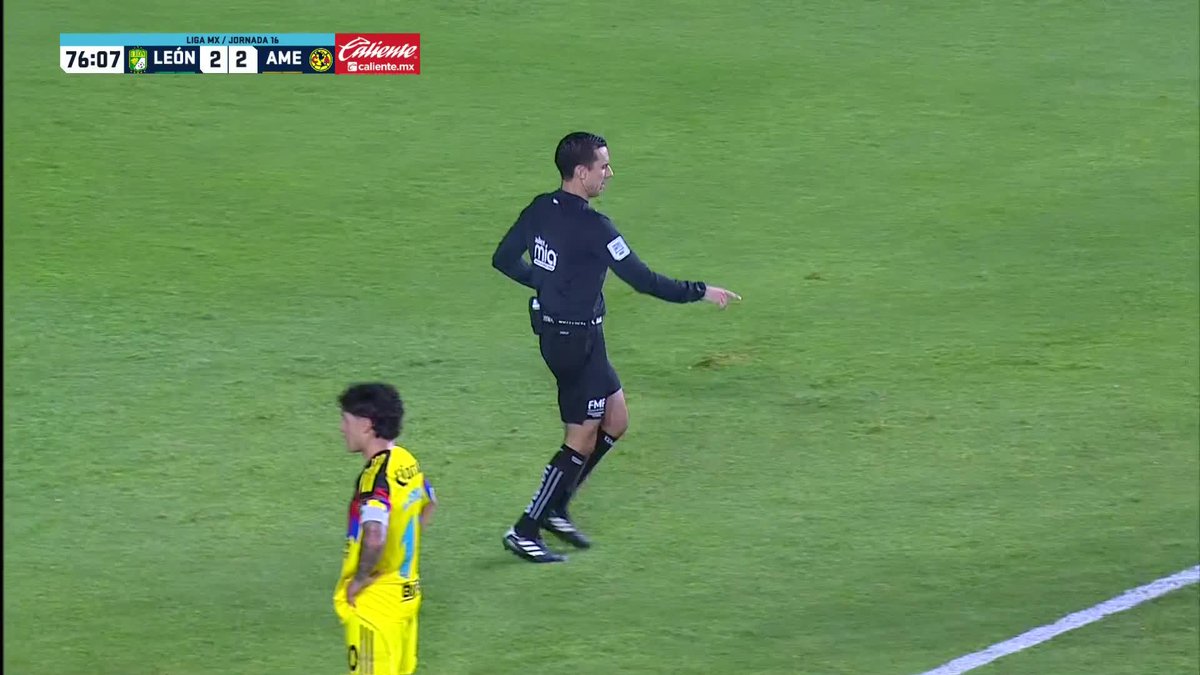 Don Alejandro Zendejas anotando el penal y el festejo de André Jardine con Paulo Víctor. El América luchará por la 17 hasta el final.