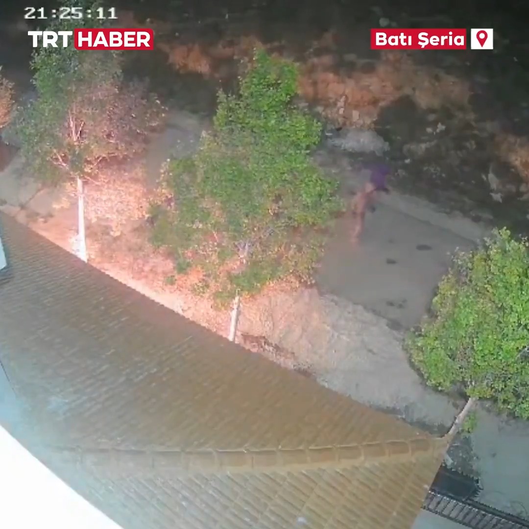 İsrailli işgalciler, Batı Şeria’da Filistinlilere ait bir evi ateşe verdi: 1'i bebek 8 kişi yaralandı.