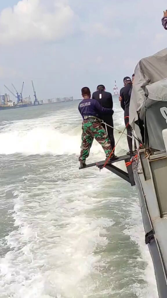 Latihan pasukan elit Kopaska bukan kaleng-kaleng Prajurit di lepas di laut lepas tanpa alat renang.