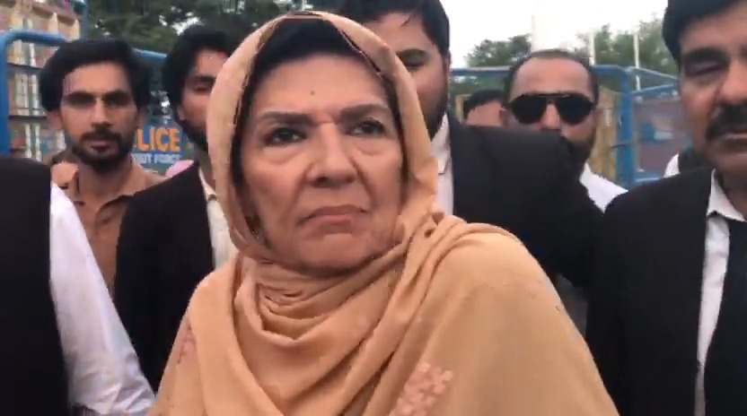 علیمہ خان کا یہ رویہ واقعی عجیب ہے۔