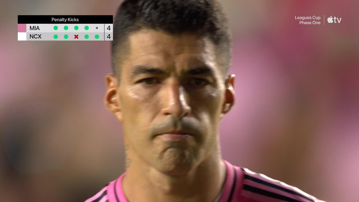 Qué hace Luis Suarez???? Creo que es el peor penalti que he visto en mi vida