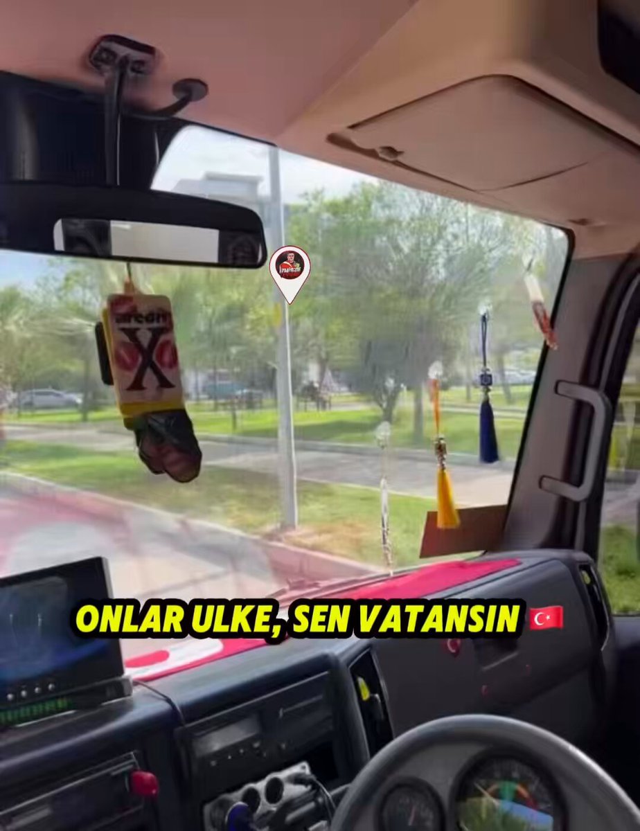 İzmir’de bir parkta oturan yaşlı bir adam, elindeki Türk bayrağını sallayarak dikkat çekti. Vatandaşların ilgisini çeken görüntü, çevrede bulunanlar tarafından da ilgiyle izlendi. Parkta kısa süreli duygusal anlar yaşandı.