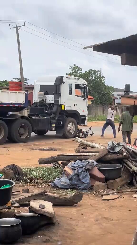 I no sure say that man know how expensive that truck is ooo! Because this truck jam him bike, he then decided to break the truck glasses too 😭