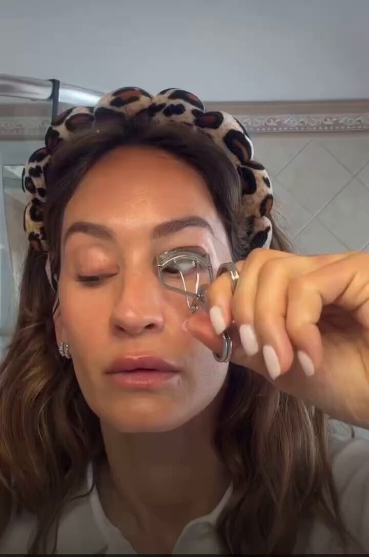 H:"questo coso (piega ciglia) sveglia qualsiasi cosa se tu un giorno non hai l'acqua per lavarti la faccia ..passa questo e ti svegli" Unica😂😂 #helevier lang:it #prestinez