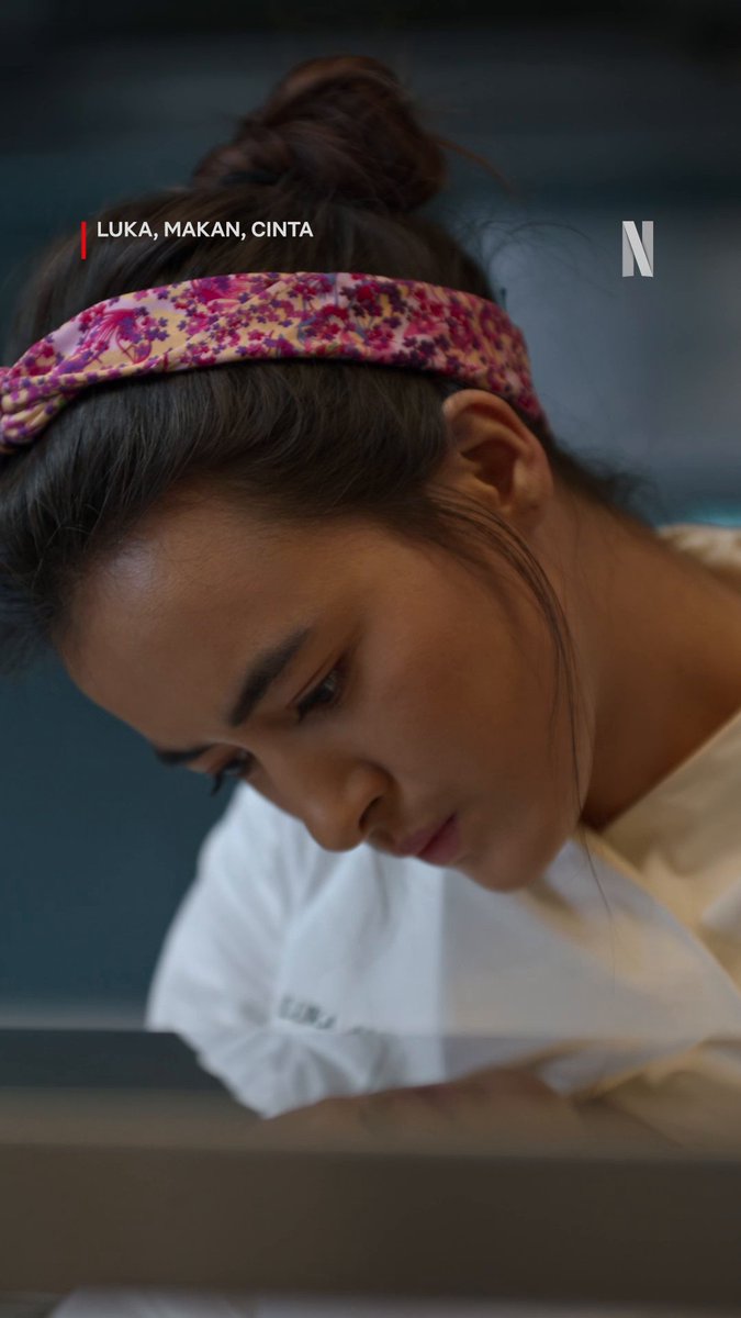Di balik layar panasnya dapur Umah Rasa, ternyata para chef-nya doyan bercanda 🤭 Tonton (lagi) serial Luka, Makan, Cinta di Netflix, sekarang!