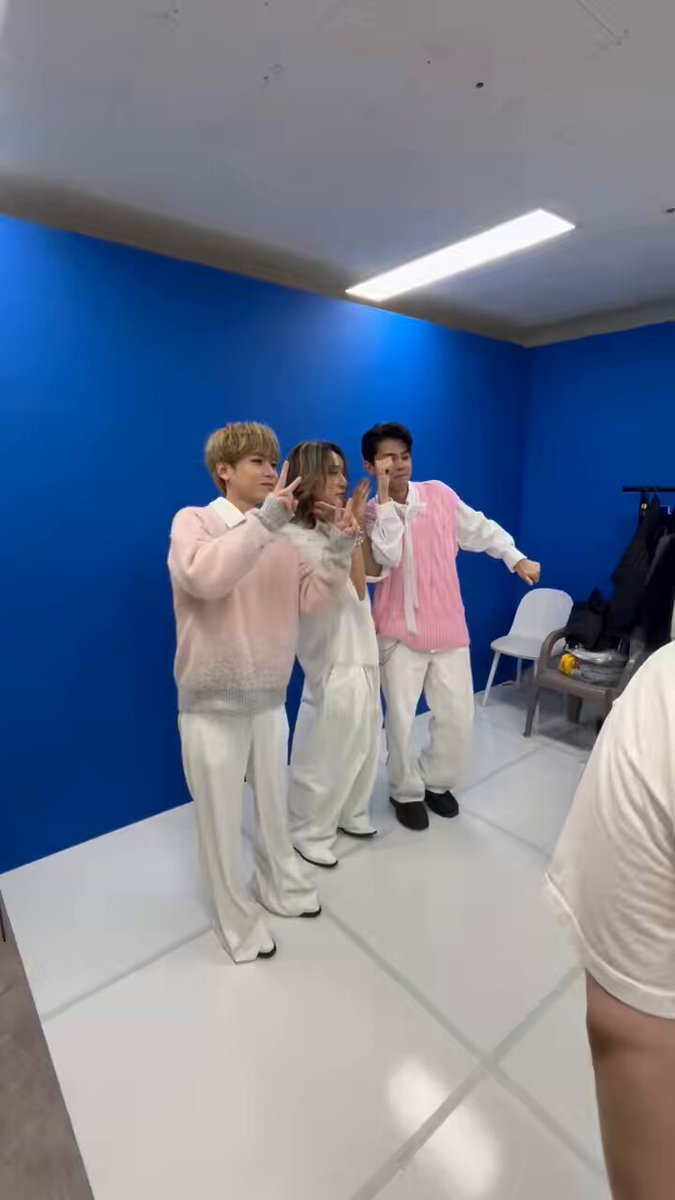 KaWangになって帰ってきました🤴 最近は、この収録に立ち会っていることや 韓国ファンミのためにあの時の曲たちの練習をしていることを通して、TOP7として出演させていただいていた時の気持ちを思い出すことが特に多いです。 去年この場にいた時は 自分をTOP7として未熟に感じていて、 今回は審査コメントをする立場としても未熟だと感じましたが、 いただいた役目を出来る限り果たせていたら良いなと思います。 そして、常に今の自分という器よりも大きな場所にいさせてもらっていること、本当に感謝です🎩 日韓の放送で TOP7の素敵なステージや一緒に戦ったKaWangならではの表情をお楽しみに！📺 #한일가왕전 #Juni #쥬니 #KaWang