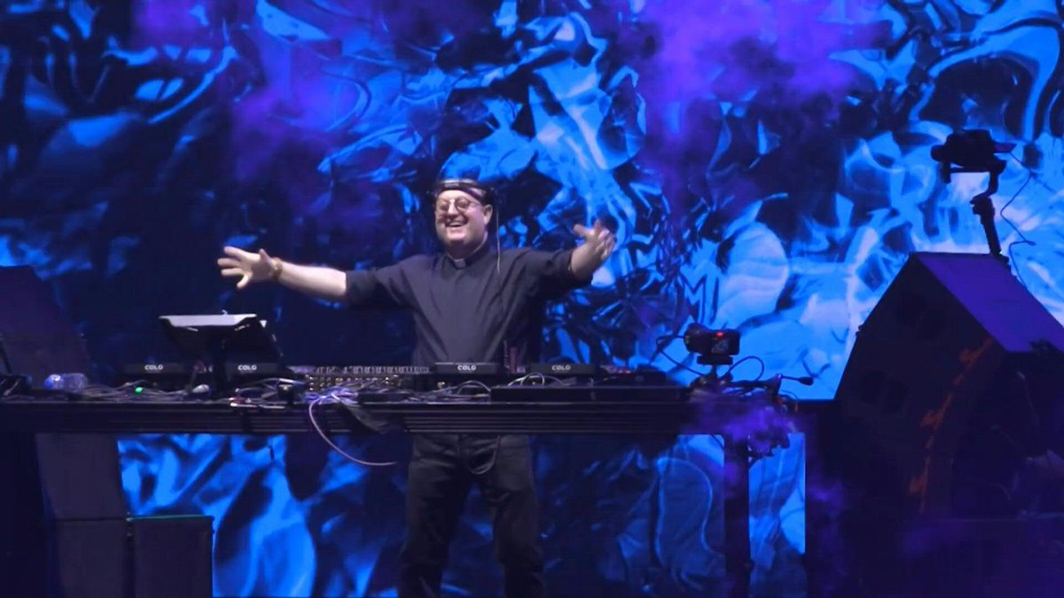 🇦🇷 'DJ Priest' mixes religion and rave in Buenos Aires "DJ Priest" Father Guilherme Peixoto, known for blending electronic music with messages of faith, hosts a tribute honoring the one-year anniversary of Pope Francis's death.