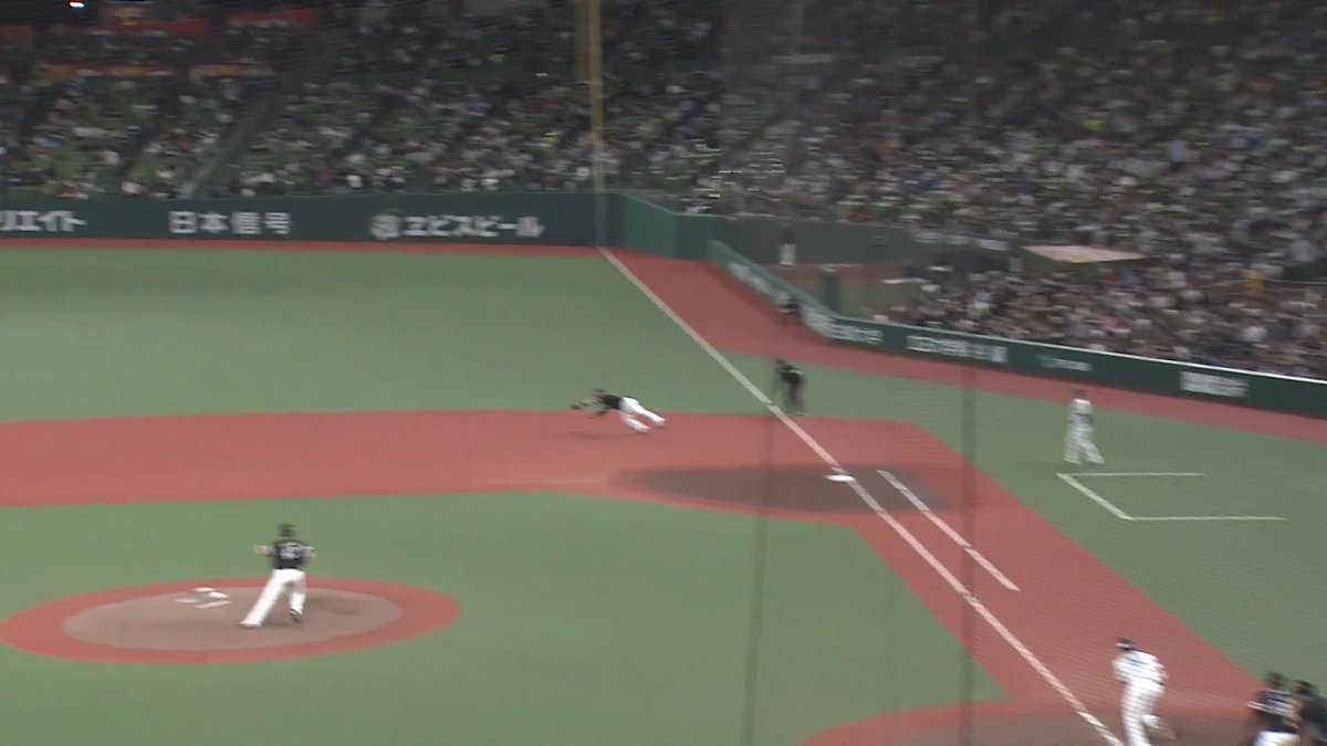 見事な守備👏 福岡ソフトバンク 山川穂高 選手の華麗な横っ飛び✨ 👇ライブ配信はこちら