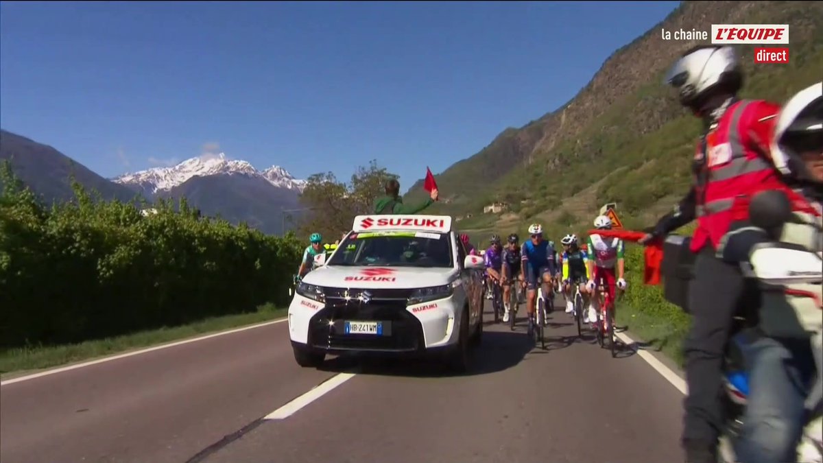 Terrible chute dès le départ de la 3e étape du Tour des Alpes ! La course a dû être neutralisée pendant plusieurs minutes, huit coureurs ont abandonné dont Lorenzo Finn. Suivez la course en direct sur la chaine L'Équipe #lequipeVELO