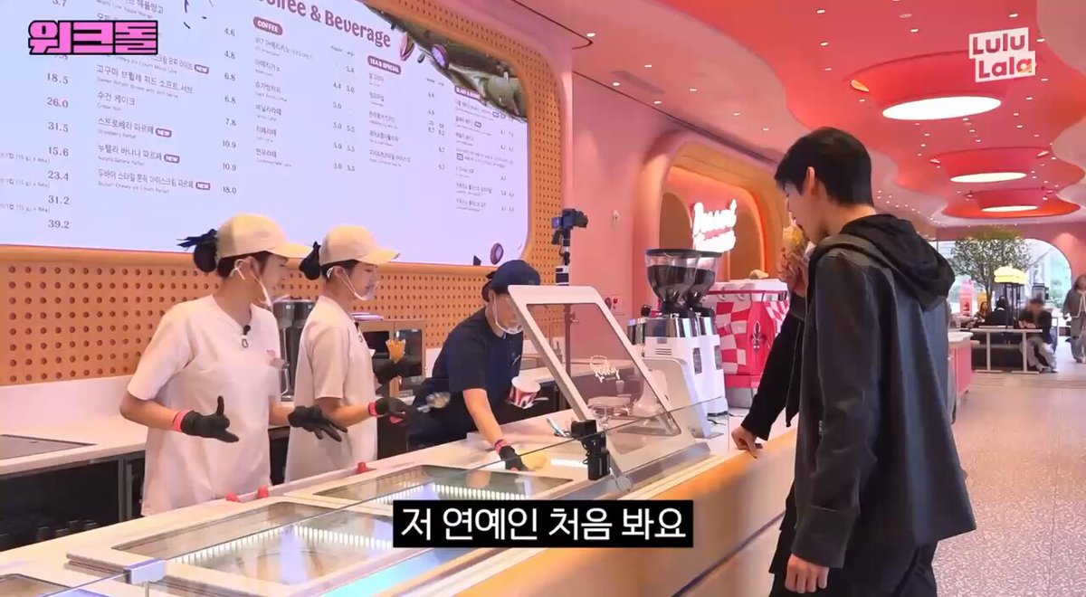A fan says it’s their first time meeting a real celebrity. Chiquita replies playfully, “Me too,” then asks, “Between us two, who looks better? Who’s the most fabulous?” Rora grins and says, “Choose whichever one you want, the most fabulous one.”😭