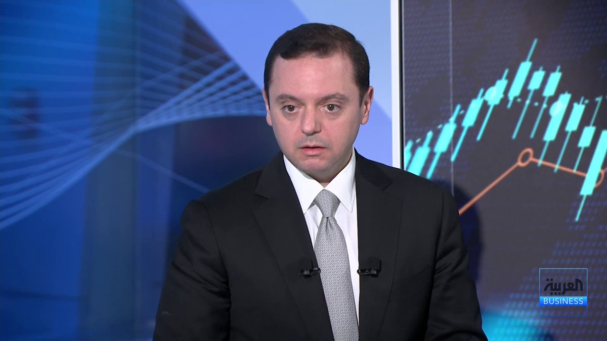 المستشار الاقتصادي في الشأن السوري محمود الطرن لـ "العربية Business": 📌 يجري الحديث عن مشاريع ربط سككي بين السعودية وتركيا مروراً بالأردن وسوريا ضمن خطط إقليمية قيد الدراسة 📌 هناك حالياً عمليات فعلية لنقل النفط العراقي من البصرة إلى ميناء بانياس السوري بكميات محدودة 📌 حجم النقل الحالي يقارب نحو 100 ألف برميل يومياً مع وجود خطط لزيادته تدريجياً 📌 توجد نية لرفع القدرة إلى نحو 500 ألف برميل باستخدام الصهاريج بسبب تعطل خط الأنابيب 📌 شركات عراقية رسمية وخاصة بدأت التحرك لإعادة تأهيل وبناء مرافق تخزين نفطية في سوريا 📌 مشروع " سيلك لينك" يُعد أساس الربط الرقمي الإقليمي بين سوريا ودول الخليج وأوروبا 📌 بعض الدول كانت تفكر بمشاريع منافسة لكن هناك توجهات لاحقة للانضمام إلى مشروع الربط الحالي مع stc Mahmoud Toron محمود الطرن Obada A. Alladan - عبادة اللدن #غداء_عمل #العربية_Business