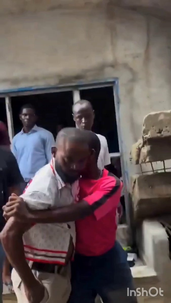 A driver reportedly held back an Agberø after he allegedly brøke his windscreen for refusing to settle him with ₦100 in Garrison, Port Harcourt, Rivers State🙆🙆