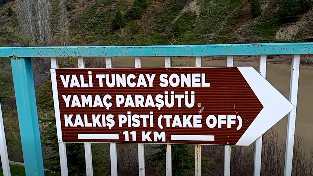 Gülistan Doku soruşturması kapsamında gözaltına alınan ve çıkarıldığı mahkemece 5 ayrı suçtan tutuklanan, eski Tunceli Valisi Tuncay Sonel’in adının yazılı olduğu tabela halktan gelen tepkiler üzerine kaldırıldı. 👇