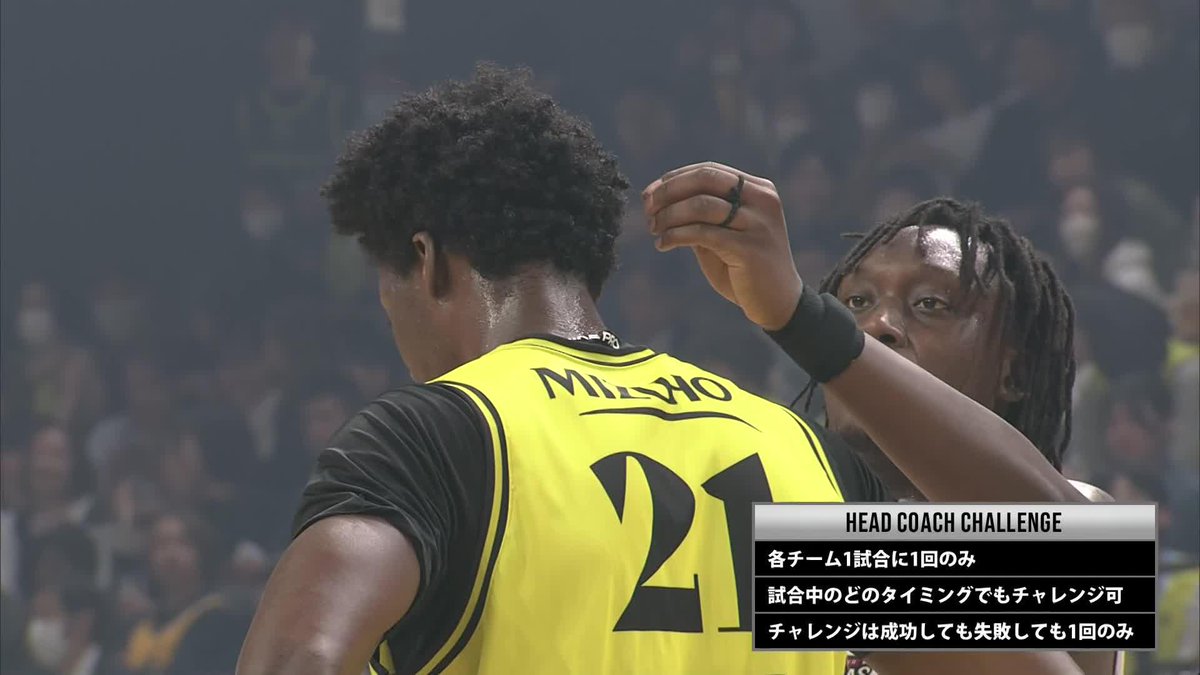なにか髪についているものを取ってあげる越谷#45 ドゥムブヤ☺️ 真剣勝負の中でもほっこり一コマ 仙台89ERS 越谷アルファーズ 📡バスケットLIVEで生配信中 #Bリーグ #りそなグループ