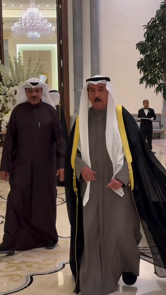 يمشي والهيبة تسبق خطاه، وبين ربعه له قدرٍ ومكانة، حضوره يفرض الاحترام وصمته أبلغ من الكلام♥️ الشيخ مبارك جابر الاحمد الجابر الصباح الله يطول عمره🤲