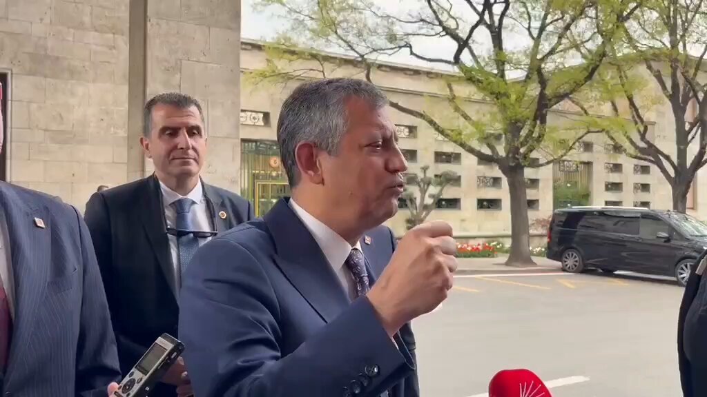 "HANÇERİ, OKU, ÇELMEYİ..." CHP Genel Başkanı Özgür Özel:(Sine-i millet tartışması) Vücuda isabet eden ▫️Oku, ▫️Hançeri, ▫️Kurşunu, ▫️Dosttan, düşmandan gelen çelmeyi, bayrağı bırakmaya vesile kılamazsınız.Görevimizin başındayız.