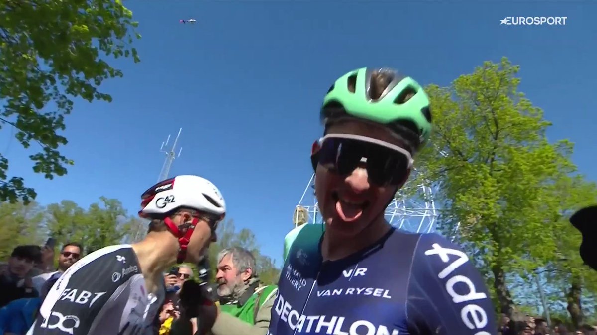 "Nu drar han på en rejäl rökare, Paul Seixas!" 💨 Den 19-årige franske supertalangen vinner Vallonska pilen 2026 🏆 📲 Streama cykelsäsongen 2026 på HBO Max.