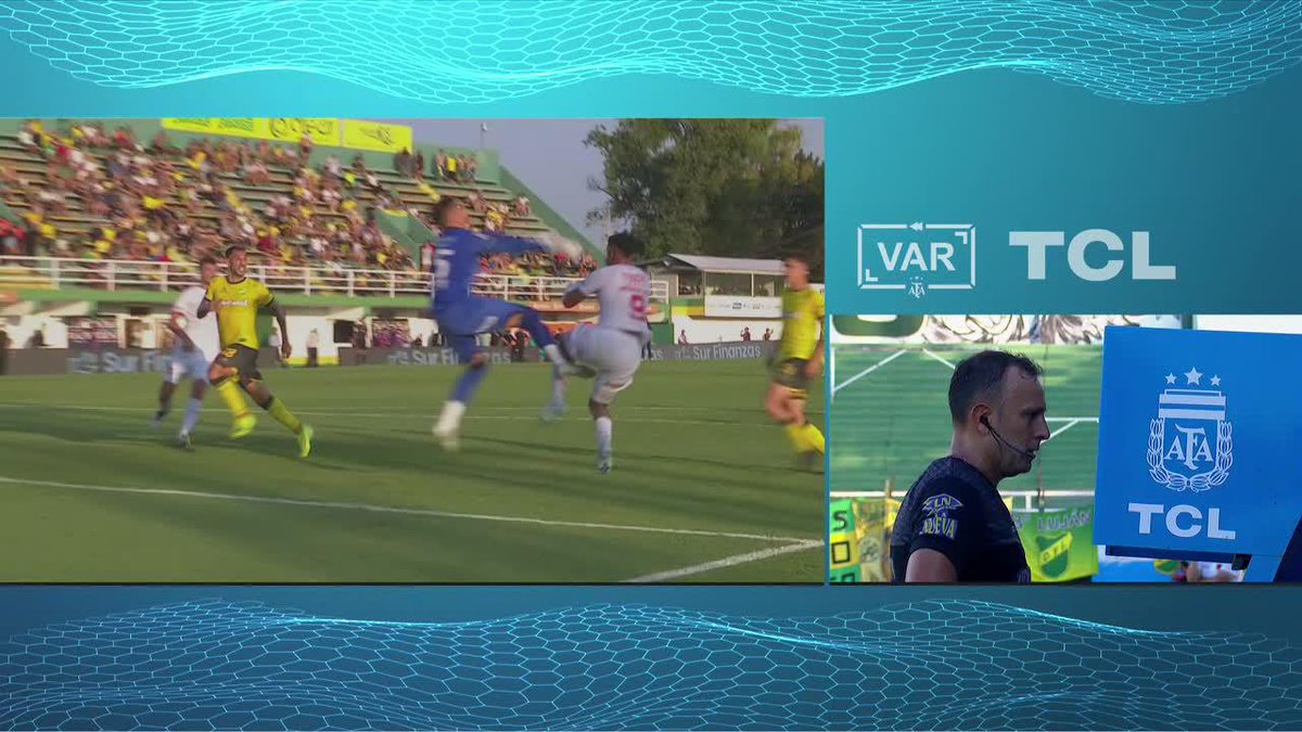 🚨 PALETTA el VAR. HERRERA el árbitro ÚLTIMA JUGADA de Defensa 1-0 BARRACAS. Bologna toca el pie de Morales DESPUÉS de que el delantero patee PALETTA, que solo llama cuando ve “elefantes”, llama a HERRERA para que revise. Penal, gol y 1-1 Se pisan solos