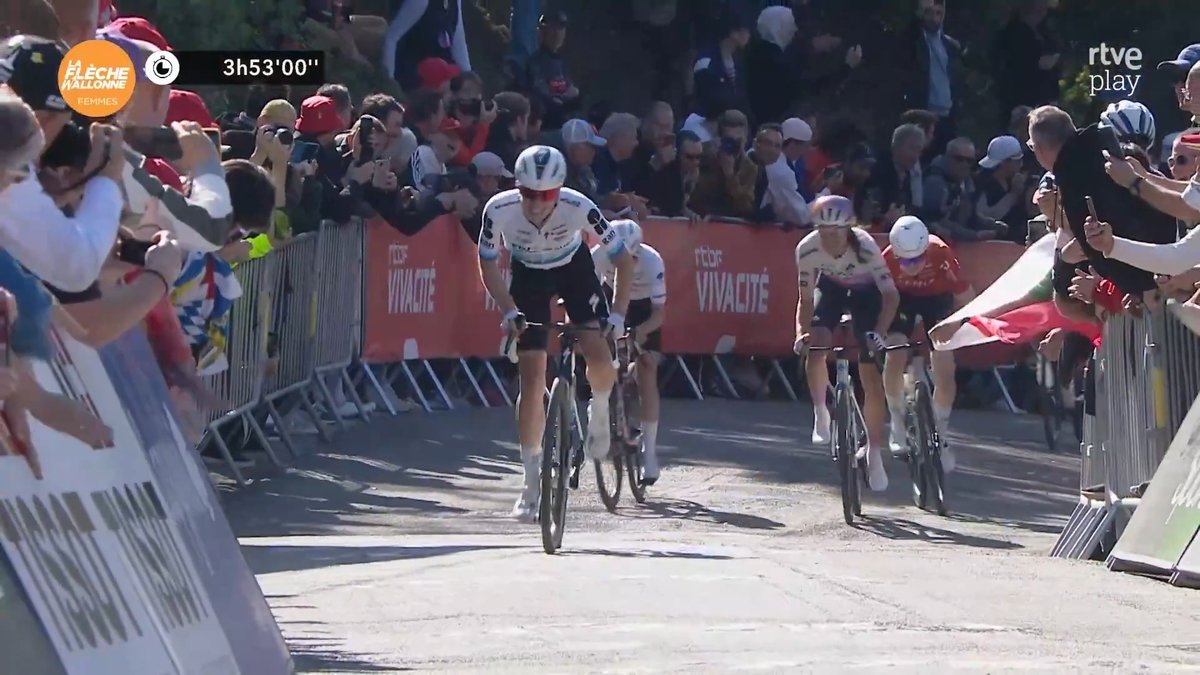 🏆 ¡Qué sufrida victoria de Demi Vollering en el Muro de Huy ante Puck Pieterse! Y el tercer puesto es para... ¡¡Paula Blasi!! La española completa el podio de la Flecha Valona con las mejores ciclistas del mundo