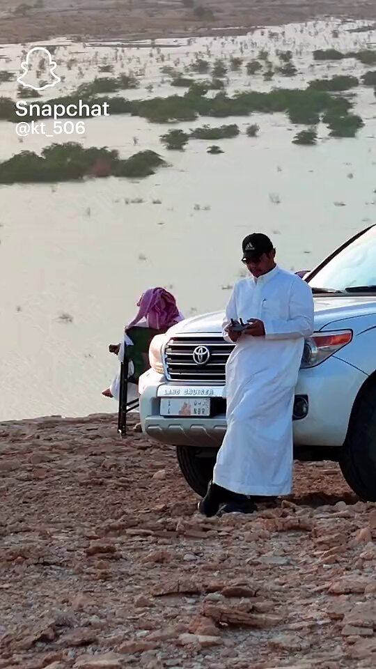 في مشاهد ساحرة ومميزة .. تصوير جوي رائع لـ سد حوطة بني تميم جنوب غرب منطقة الرياض بعد امتلائه بمياه الأمطار الغزيرة التي هطلت مؤخراً . بواسطة: خالد التميمي