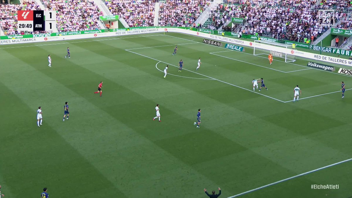 La acción de Thiago Almada sobre Affengruber que terminó en tarjeta roja y penalti a favor de Elche 👀 #LALIGAenDAZN