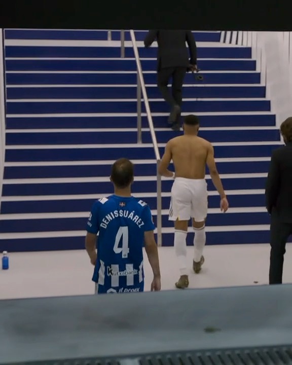 Kylian Mbappé tuvo un gesto "extraño" al finalizar el partido frente al Alavés 👀. El delantero del Madrid se fue directo al vestidor, después de entregarle su playera al DT rival Quique Sánchez Flores, mientras los aficionados del Bernabéu silbaban al equipo 😳.