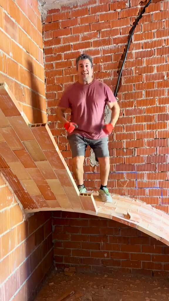 Building a Brick Staircase Without Supports with Traditional Spanish technique.