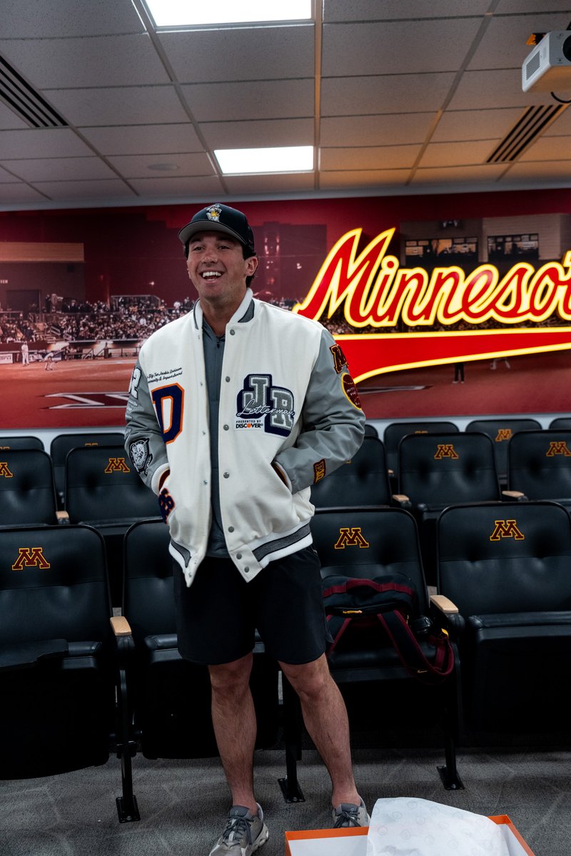 Congratulations to Charlie Sutherland, who was presented with his jacket for the Big Ten Jackie Robinson Community and Impact Award! Discover Big Ten Conference Minnesota Baseball #Gopher⚾️ | #SkiUMah〽️