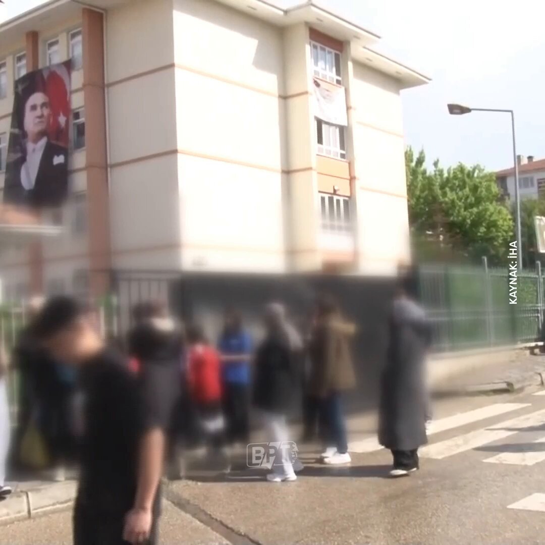 Ankara'da bir ortaokul öğrencisinin okula 3 gün boyunca tabancayla geldiği iddia edildi. (İHA) Çocuğun ailesinden bazı kişiler gözaltına alınırken, güvenlik için öğrencilerin okula şeffaf poşetle gelmesi kararı alındı.