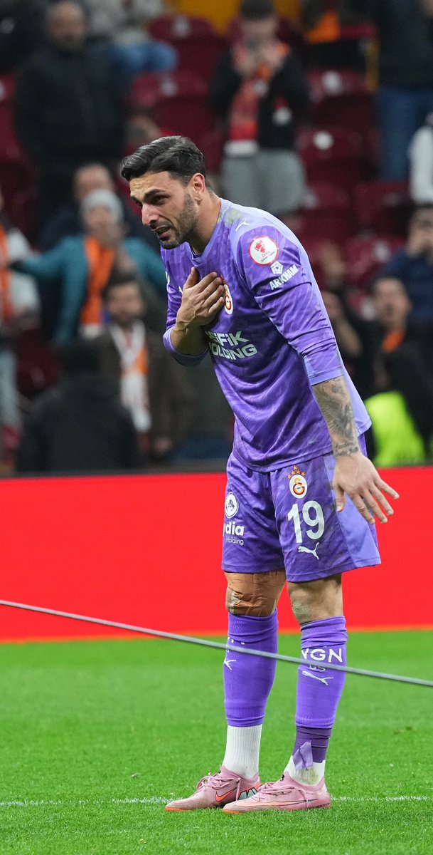 "Galatasaray bir halatı hep birlikte çekenlerin; hep birlikte üzülüp, hep beraber sevinmesini bilenlerin takımıdır." #KONSANTRASYON