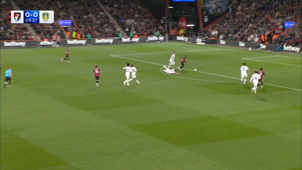A clinical finish from Eli Junior Kroupi gives Bournemouth the lead! 🍒