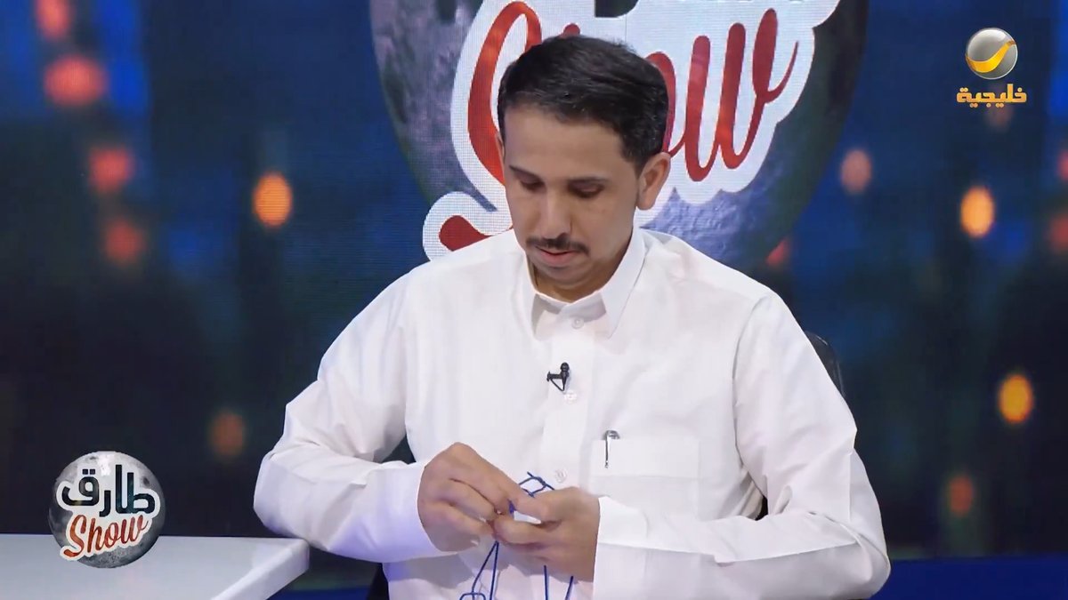 أبو راضي يعيد تدوير معلاق الملابس ويحوّله إلى حامل جوال في استوديو طارق شو.