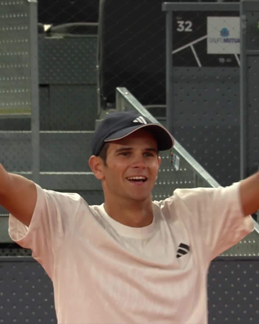 La celebración a lo Jude Bellingham es la prueba del aura que tiene este chico y a lo que se atreve. Hace nada estaba en la grada con su padre viendo tenis. Ahora es él el que está en la pista. Jódar está viviendo un sueño.