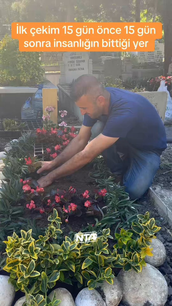 Bir bahçıvan, çiçek ektiği bir mezarda, “arkadaşlar her zaman gelemediğiniz için mezarlarınıza kaz ayağı dikin 3 ay susuzluğa dayanırlari, dedikten sonra dikimi tamamlıyor. Ancak 15 gün sonra kontrol için aynı mezara gelen adam, gördükleri karşısında şoke oluyor.