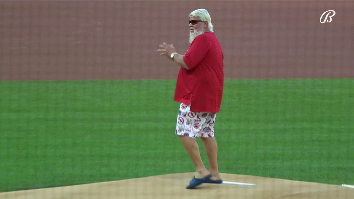 When John Daly threw heat in flip flops at a Cardinals game 🐐