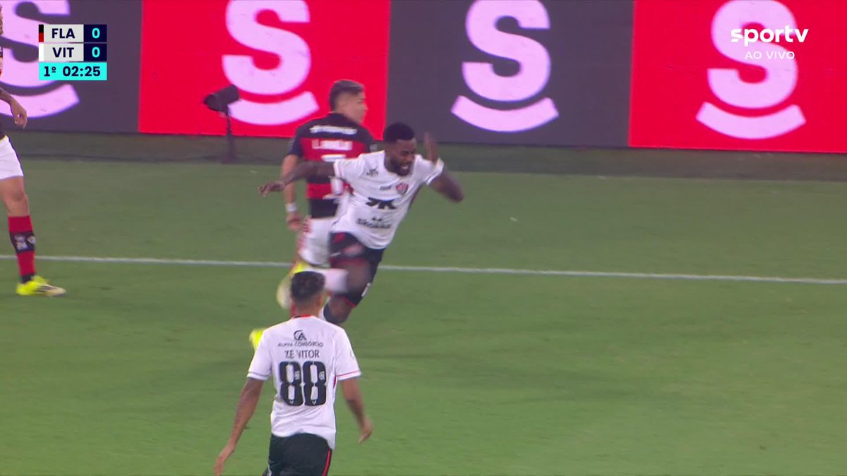 Lance em que o Ramon ficou sentindo. Arbitragem não deu cartão. Via ge