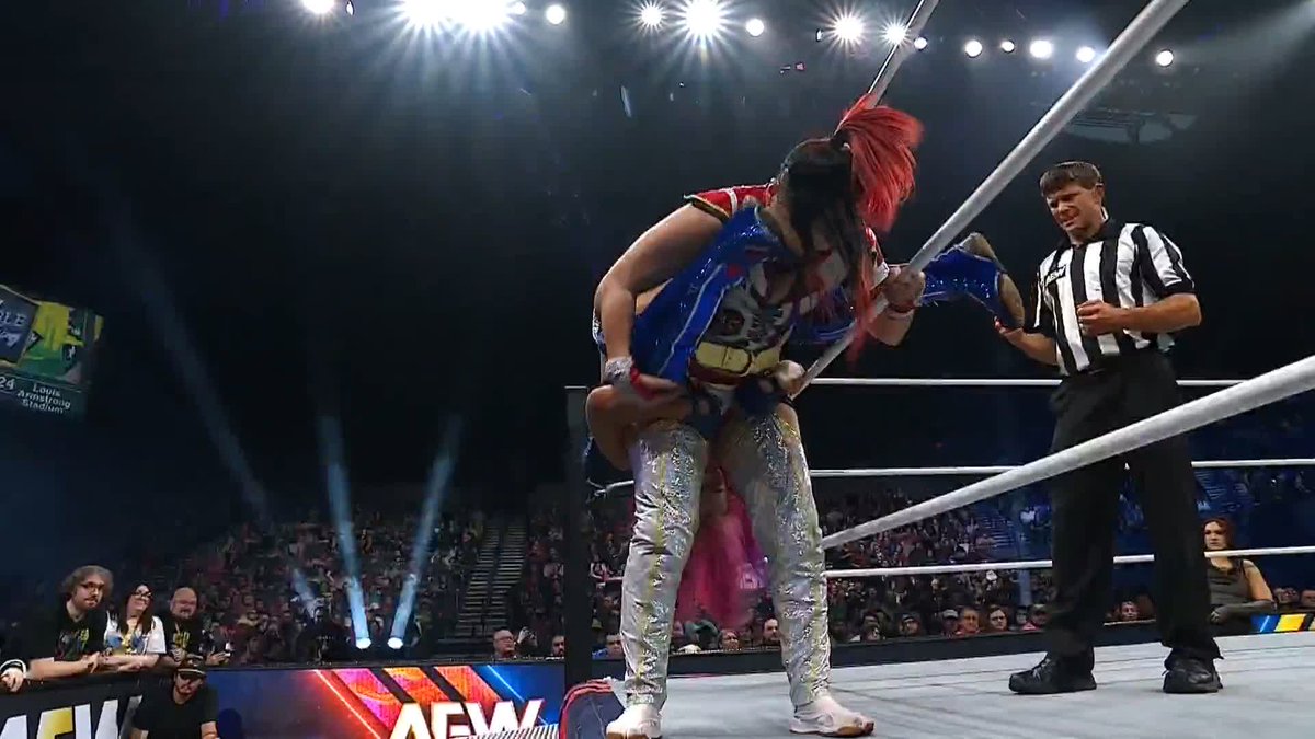.@ShidaHikaru PLANTS Mina Shirakawa♡白川未奈 on the back of her head! Watch #AEWDynamite LIVE COAST-TO-COAST on TBS &amp; HBO Max