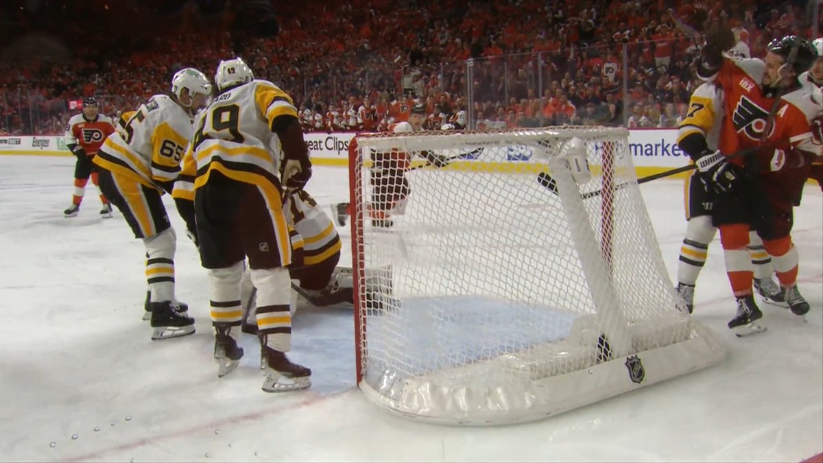 Refs seemed to miss a pretty blatant kick from Konecny in the big scrum earlier 🤔 Philly ended up with a PP (and scored on it) after this ⬇️