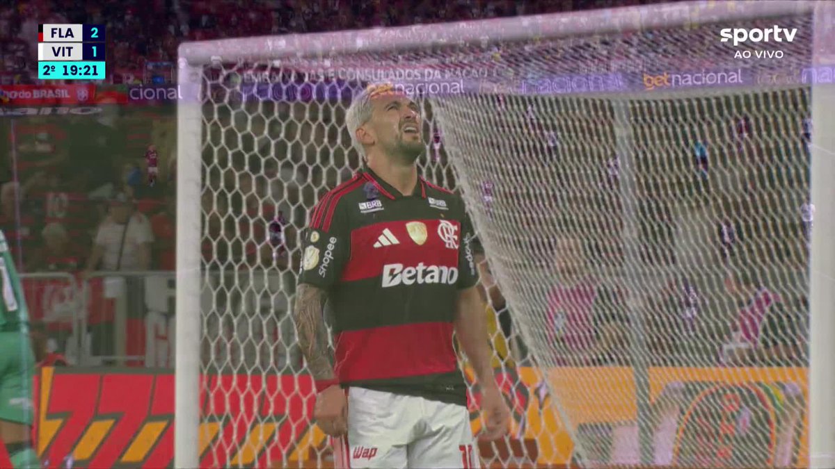Incrível! Arrascaeta solta um foguete, e Arcanjo faz uma defesaça.