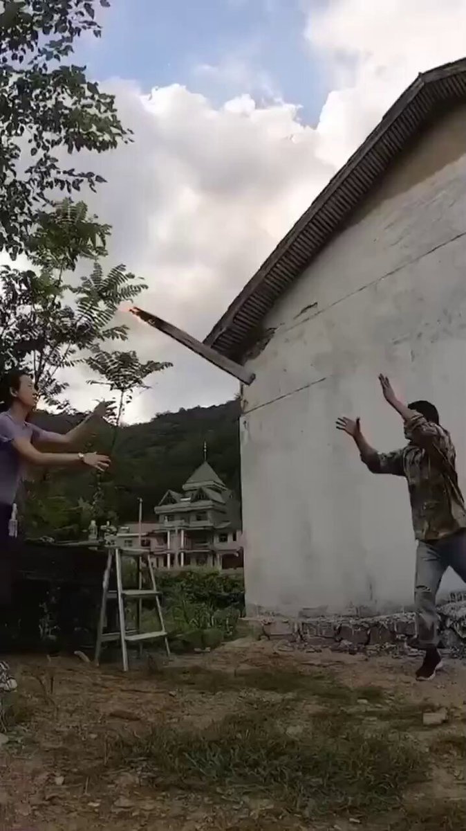 Este artista urbano realiza su arte con lo que podríamos llamar carbón al instante… Sus trazos parecen no tener sentido hasta que da por terminada su obra: