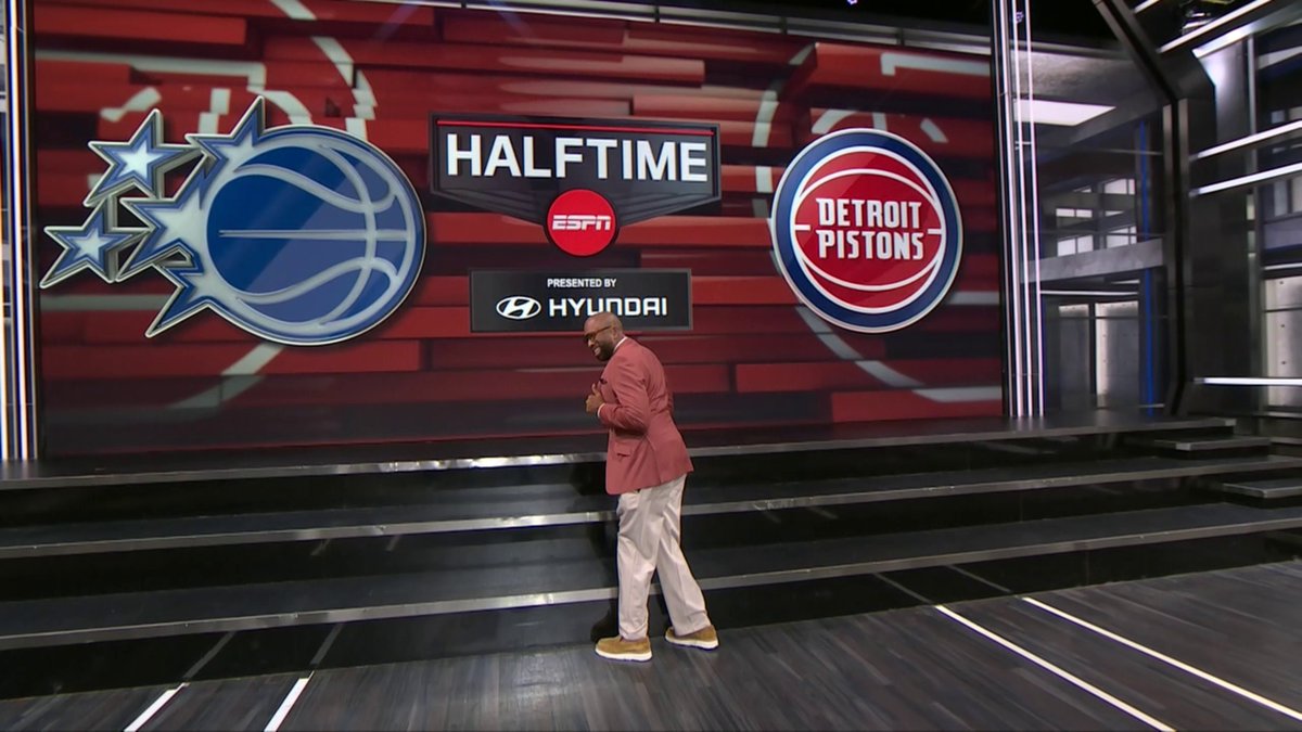 Kenny's got his first half pants and his second half pants 😂 Watch the rest of Suns-Thunder NOW on ESPN and the ESPN App 🍿